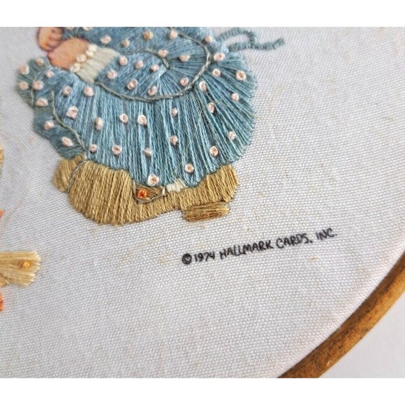 Vintage Crewel Pictures Set Of 2 Round 70s Children Big Hair Hallmark Embroidery - Picture 5 of 6